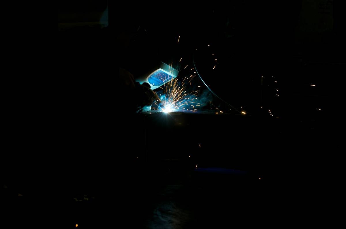 Infographic showing common applications of plasma arc machining across automotive, construction, art, and HVAC industries