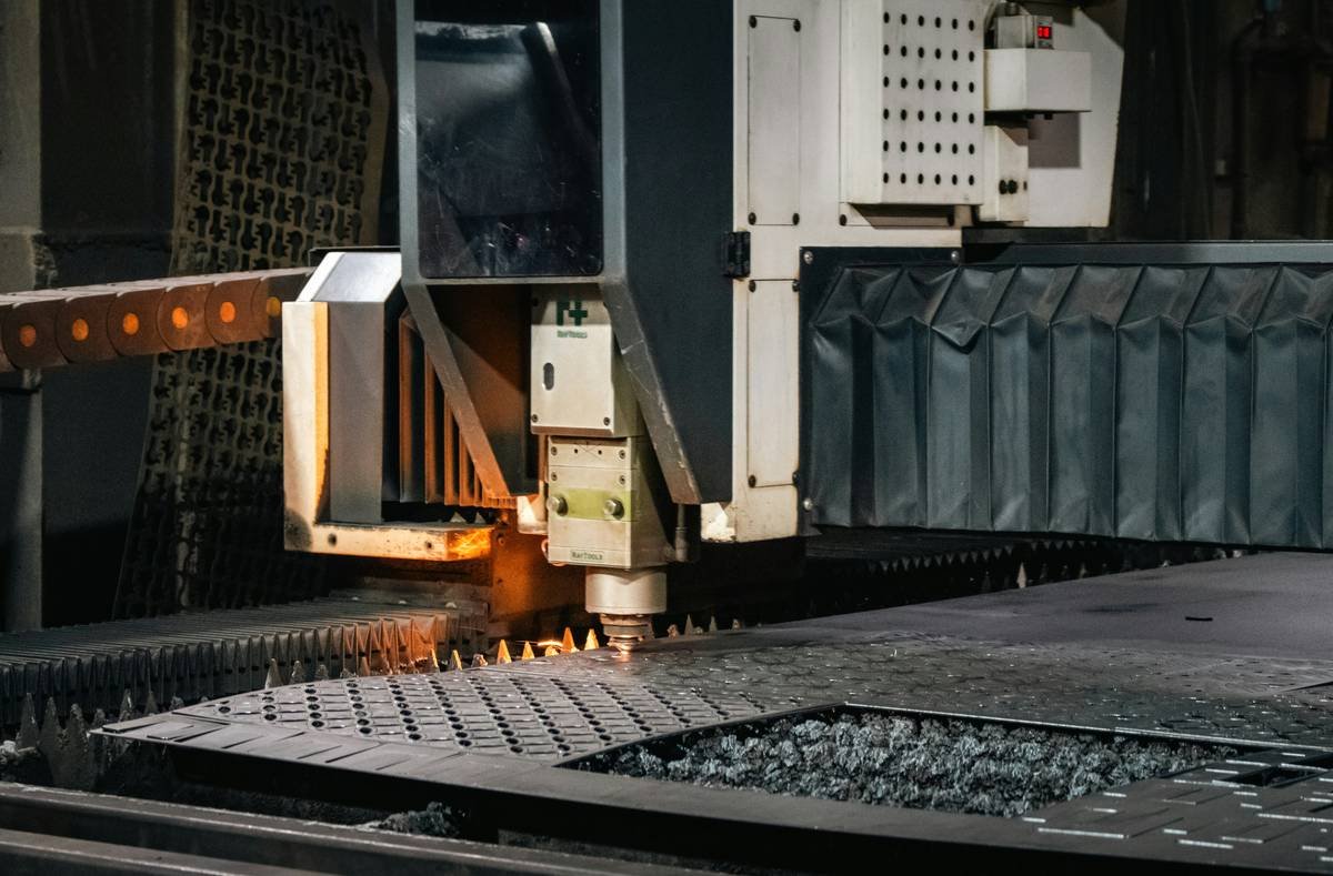Plasma modeling methods and applications comparing edge quality with and without thermal simulation