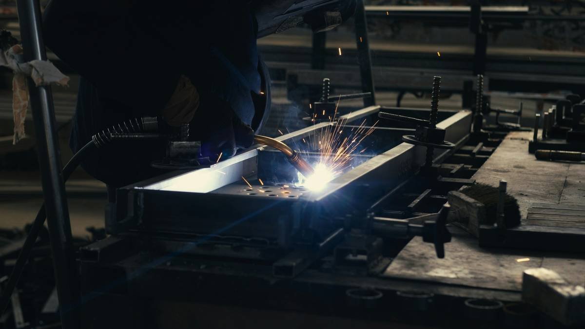 tips for using a plasma cutter: operator adjusting amperage settings on control panel